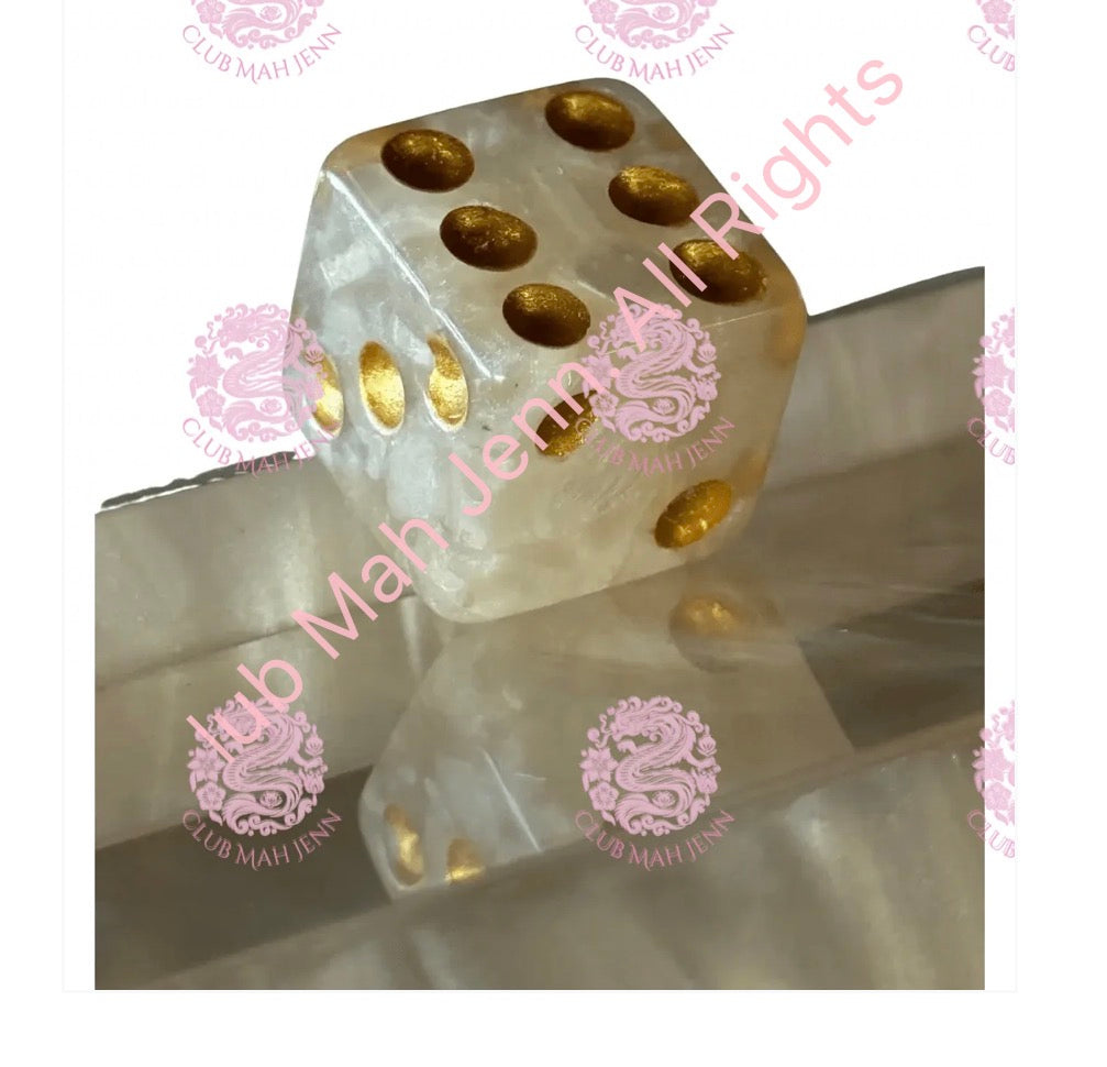 CLUB MAH JENN
Mother of Pearl
Luxury Dice in
Queen of Jokers
Bag - PRE-ORDER
December
Earliest Est
Arrival