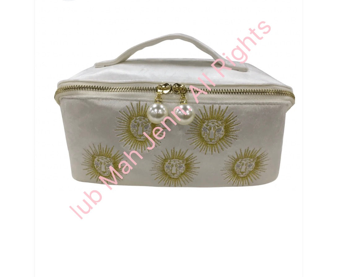 CLUB MAH JENN
Queen of Jokers
Luxury Velvet Tile
Bag-PRE-
ORDER Earliest
Est Arrival
December 2027
FINAL SALE